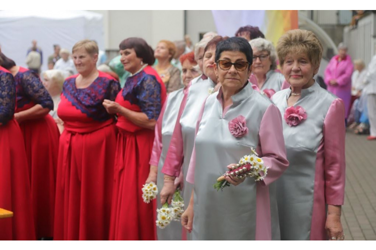 Dziedošie seniori piedimdina Rīgu Vislatvijas senioru vokālo ansambļu sadziedāšanās pasākuma 5. jubileju