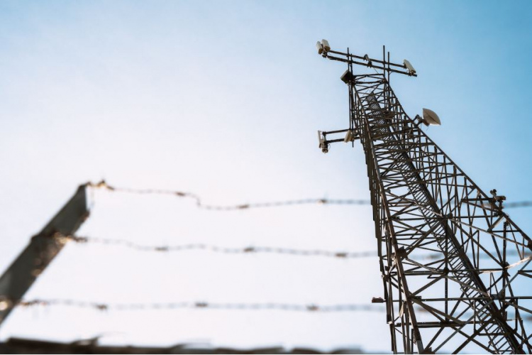 Tele2 investē 200 tūkstošus eiro bāzes staciju pieslēgšanai optiskajam tīklam Liepājā