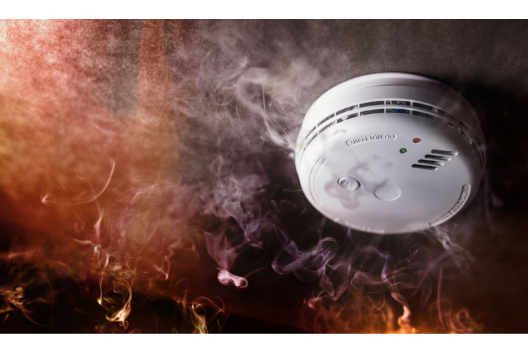 Katrā piektajā dzīvoklī nav dūmu detektora, katrā trešajā privātmājā – ugunsdzēšamā aparāta