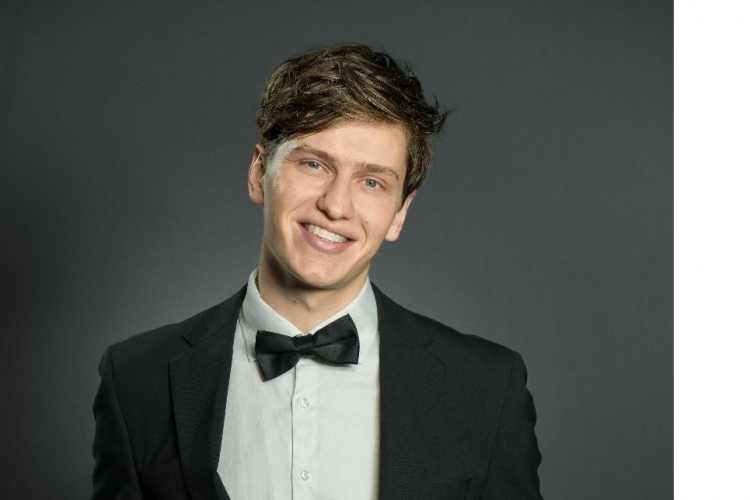 Publicitātes bilde Kārlis Tirzītis pianists.