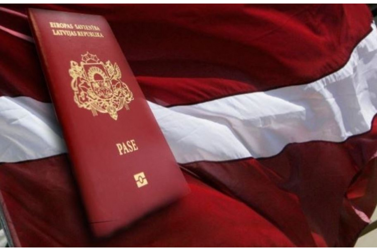 Latvijas pilsonībā uzņemta 51 persona