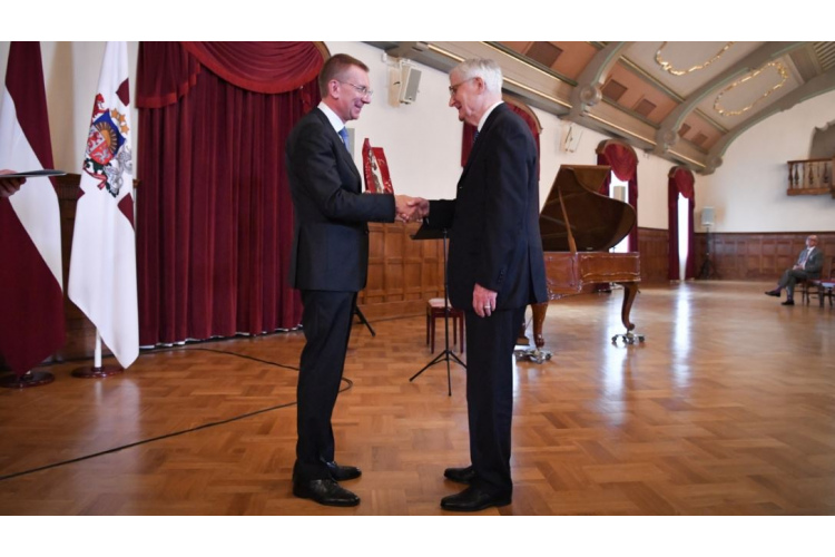 Valsts prezidents Valstiskuma balvu pasniedz mecenātam un sabiedriskajam darbiniekam Vilim Vītolam