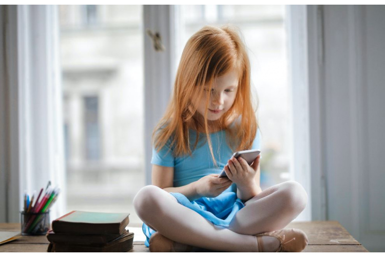 Kā vecākiem pārvarēt savas bažas, uzticot mobilo telefonu sākumskolniekam?