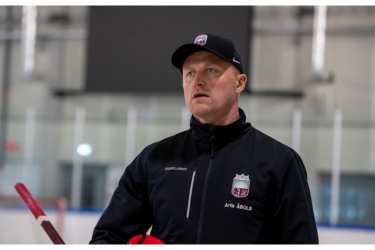 Latvijas U-20 hokeja valstsvienību 2023./2024. gada sezonā turpinās vadīt Artis Ābols.