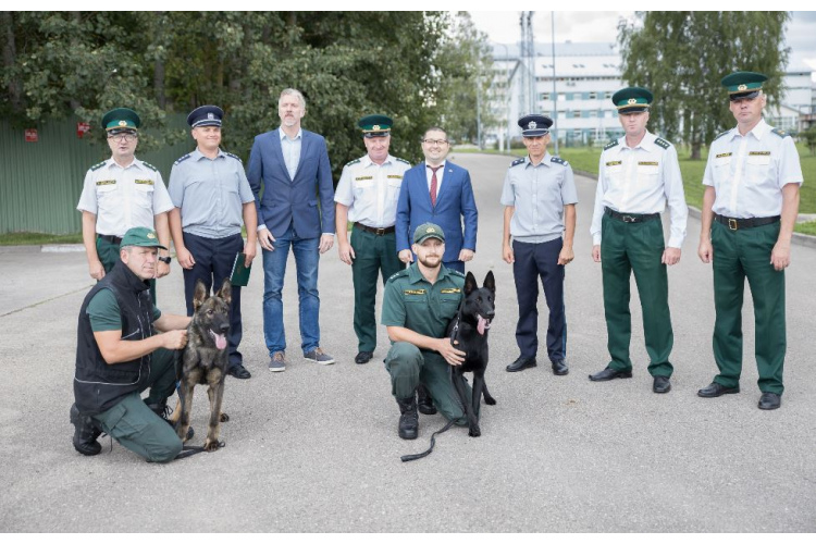 Moldovas Robežpolicijai nodoti divi kucēni