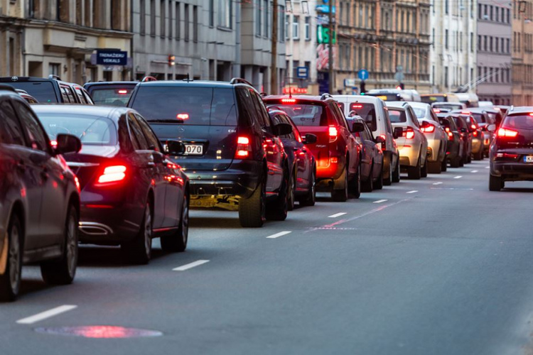 BALTA: Zinību dienā ceļu satiksmes negadījumu skaits pieaug par 50%; aicina autovadītājus uzmanīties