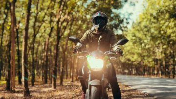 Gandrīz puse Latvijas iedzīvotāju motociklistus uzskata par agresīviem