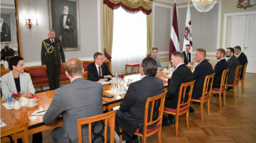 Valsts prezidents ar Saeimas frakciju vadītājiem pārrunā aktuālos Saeimas rudens sesijas darbus