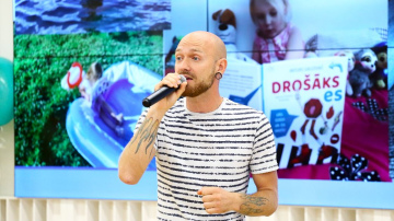 Klajā nāk Artura Gruzdiņa bērnu dzejoļu grāmata “Drošāks es” ar Agneses Rudzītes ilustrācijām