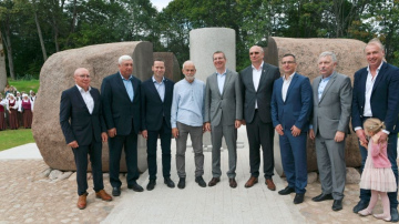 Valsts prezidents Sunākstē atklāj tēlniecisku vides objektu “Gaismas vārti”