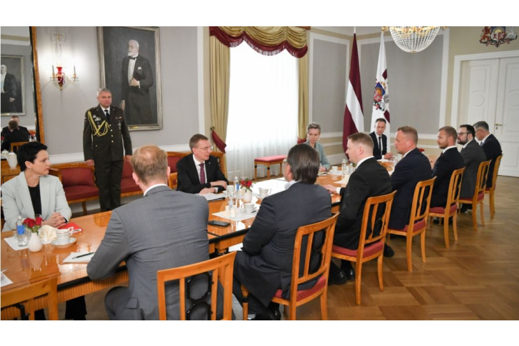 Valsts prezidents ar Saeimas frakciju vadītājiem pārrunā aktuālos Saeimas rudens sesijas darbus