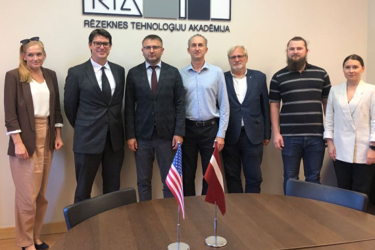 Rēzeknes Tehnoloģiju akadēmiju apmeklē ASV vēstniecības Kultūras atašejs Keils Vāgners
