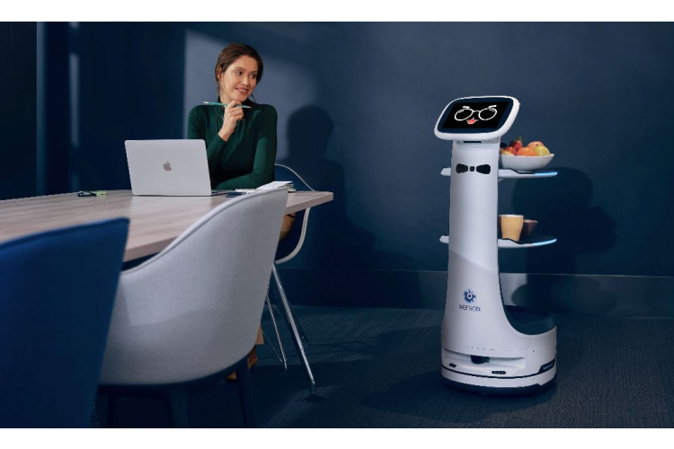 Mājdzīvnieks robots un viesmīlis robots – satiec “RIGA COMM 2023”!