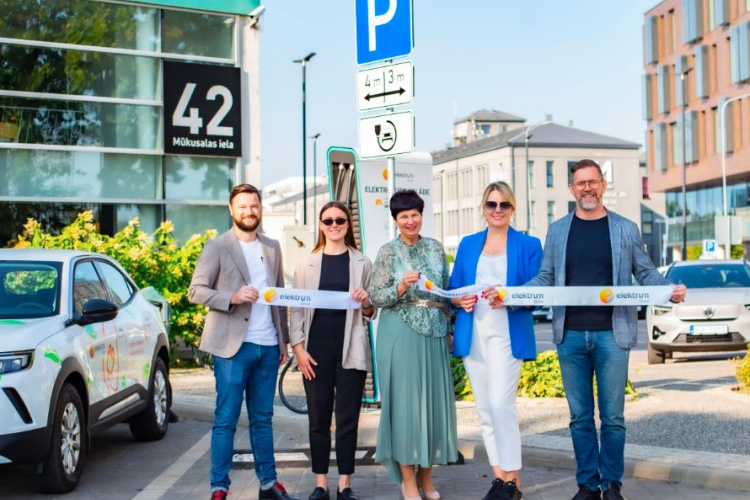 MŪKU SALĀ aizvadīta īpaši ātrās elektromobiļu uzlādes stacijas atklāšana