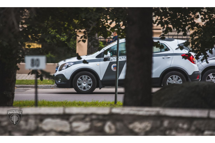 Valsts policijas amatpersonas aizdomās par ļaunprātīgu dedzināšanu Ventspilī aiztur vīrieti
