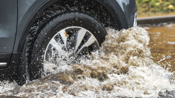 Viltīgās peļķes: kā pasargāt auto, dodoties pielijušās ielās