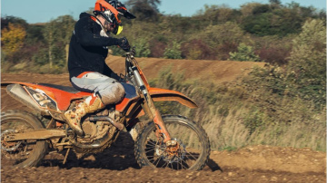 RĪGAS MEŽI: motobraucējiem mežā jāpārvietojas tikai pa atļautām vietām! Uzņēmums piedāvā Enduro moto takas!