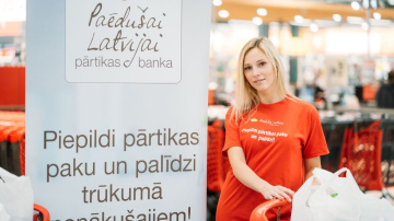 14. oktobrī 57 Rimi veikalos visā Latvijā norisināsies Pārtikas bankas Paēdušai Latvijai pārtikas paku komplektēšanas