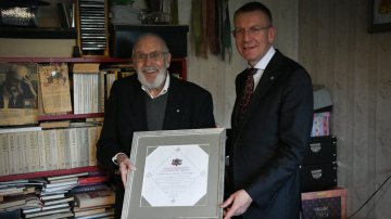 Valsts prezidents sveic rakstnieku Albertu Belu 85 gadu jubilejā