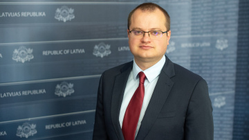 Amatā stājas Ārlietu ministrijas parlamentārais sekretārs