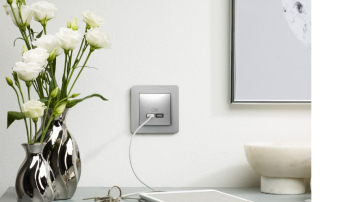 Speciālists atklāj, kādos gadījumos, lādējot elektroierīces, var izcelties ugunsgrēks
