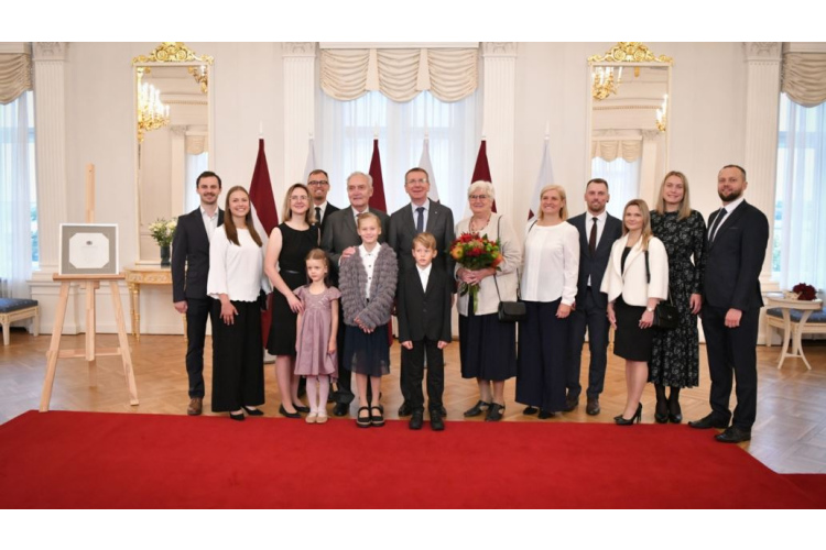 Valsts prezidents pasniedz Cildinājuma rakstu aktierim Uldim Dumpim