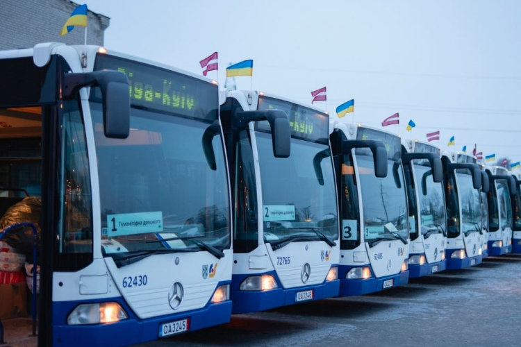 Rīgas domes sēdē atbalsta 10 autobusu ziedojumu Čerņihivas iedzīvotājiem