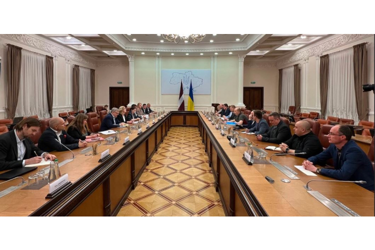 Valdība atbalsta iekšlietu dienestu transportlīdzekļu nodošanu Ukrainai