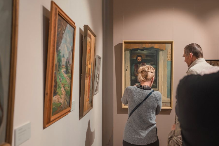 Liepājas muzejā atklāta Aivara Kleina mākslas darbu izstāde