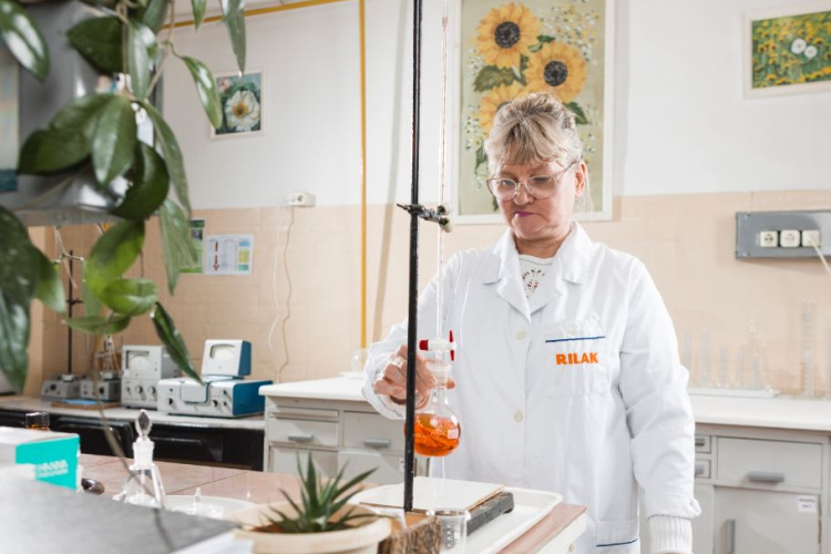 Krāsu un laku produkcijas ražošanas līderis – Rīgas un krāsu rūpnīca “RILAK” svin 125 gadu jubileju