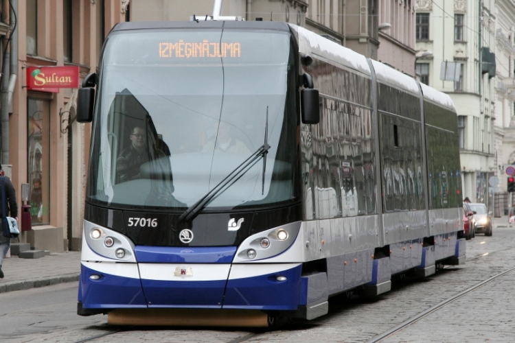 11. tramvajs sāks kursēt pa abām Brasas tilta pusēm