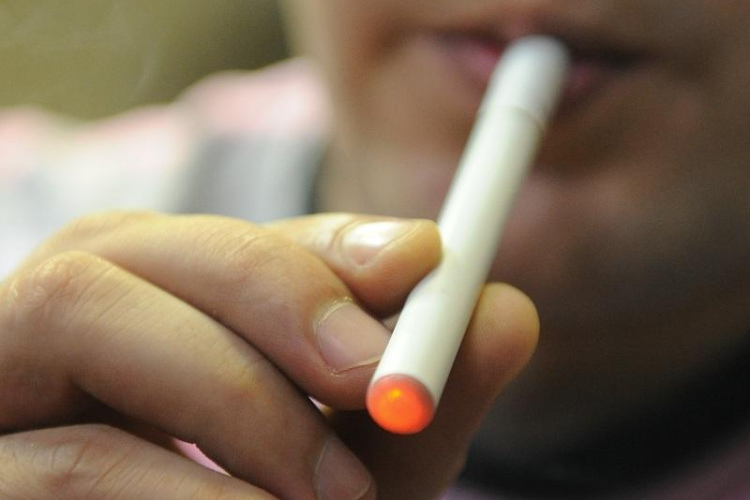 E-cigarešu veicināts tradicionālās smēķēšanas kritums ietaupījis miljardus veselības budžetā: ASV ziņojums