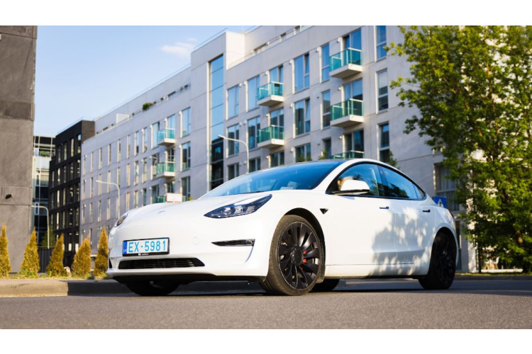 OX DRIVE saņem Industra Bank finansējumu 2,8 miljonu eiro apmērā TESLA koplietošanas autoparka palielināšanai