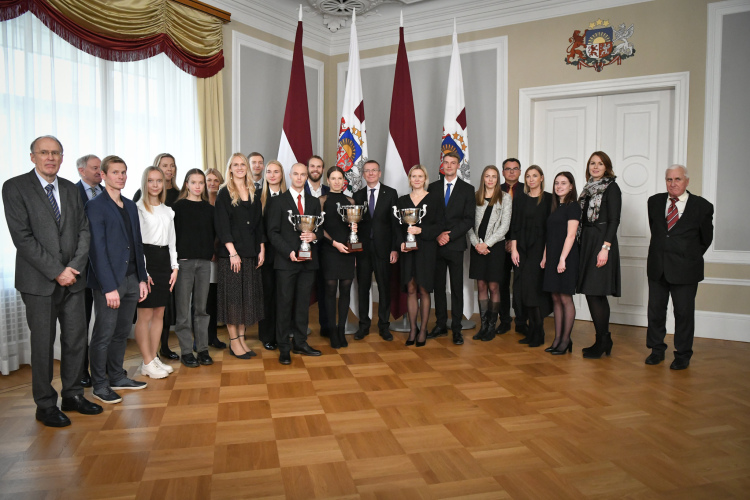 Rīgas pilī apbalvo “Valsts prezidenta balvas vieglatlētikā 2023” laureātus
