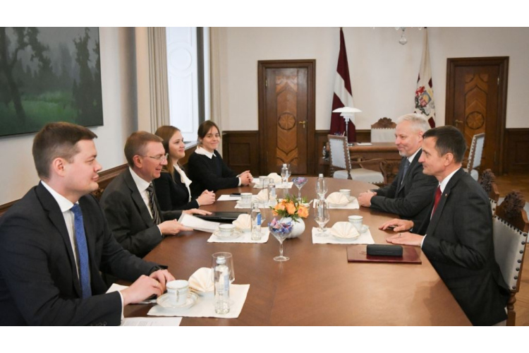 Valsts prezidents ar zemkopības ministru apspriež aktuālo situāciju nozarē