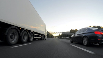 Kravas auto ceļu satiksmē: miljoniem lielas apdrošināšanas izmaksas un nereti vissmagākās negadījumu sekas