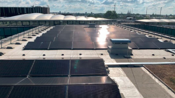 TC “Origo” uz jumta atklāj lielāko saules enerģijas paneļu parku Rīgas centrā
