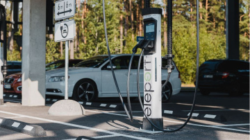 Elektroauto tiek aprīkoti ar jaudīgākām baterijām. Vai uzlāde paliek tā pati?