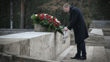 FOTO/VIDEO: Valsts prezidents Edgars Rinkēvičs, godinot Latvijas brīvības cīnītājus