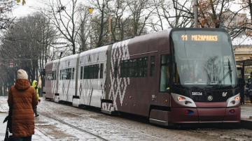 Valsts svētkos, 18. novembrī, Rīgas pilsētas sabiedriskais transports un autostāvvietas būs bez maksas