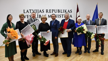 Veselības nozares profesionāļiem pasniedz Ministru kabineta Atzinības rakstus