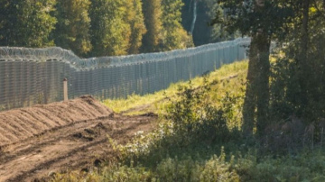 Intensīvi turpinās žoga izbūve uz Latvijas-Baltkrievijas robežas; līdz gada beigām vēl jāizbūvē 19,9 km