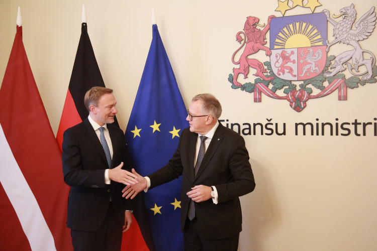 Latvijas un Vācijas finanšu ministri Rīgā pārrunā finanšu nozares aktualitātes
