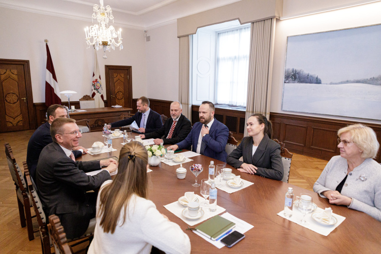 Valsts prezidents tiekas ar Latvijas vadošo lauksaimnieku organizāciju pārstāvjiem