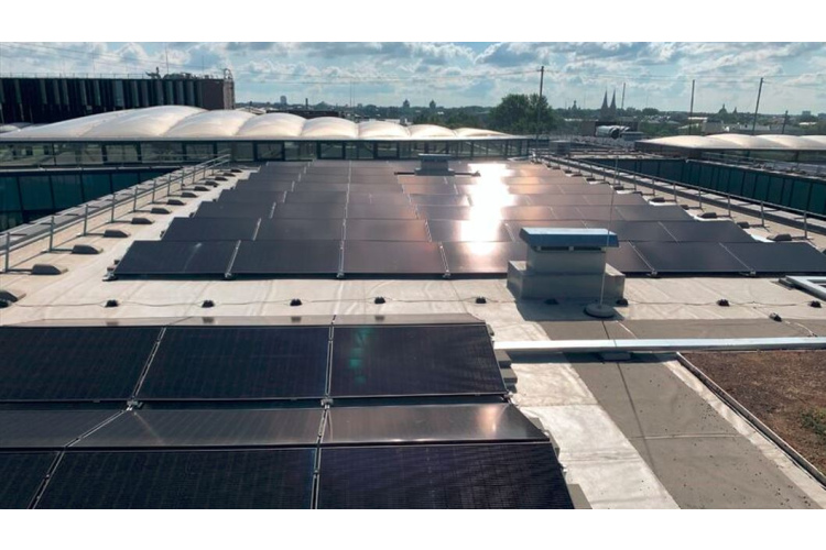 TC “Origo” uz jumta atklāj lielāko saules enerģijas paneļu parku Rīgas centrā