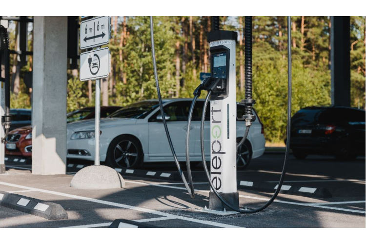 Elektroauto tiek aprīkoti ar jaudīgākām baterijām. Vai uzlāde paliek tā pati?