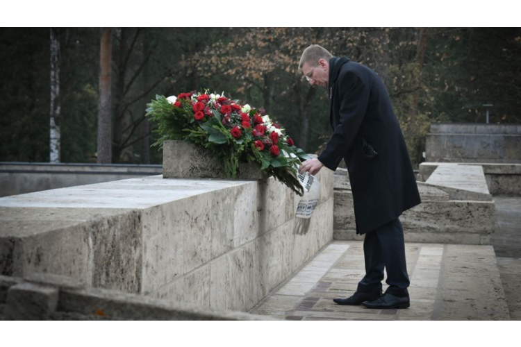 FOTO/VIDEO: Valsts prezidents Edgars Rinkēvičs, godinot Latvijas brīvības cīnītājus