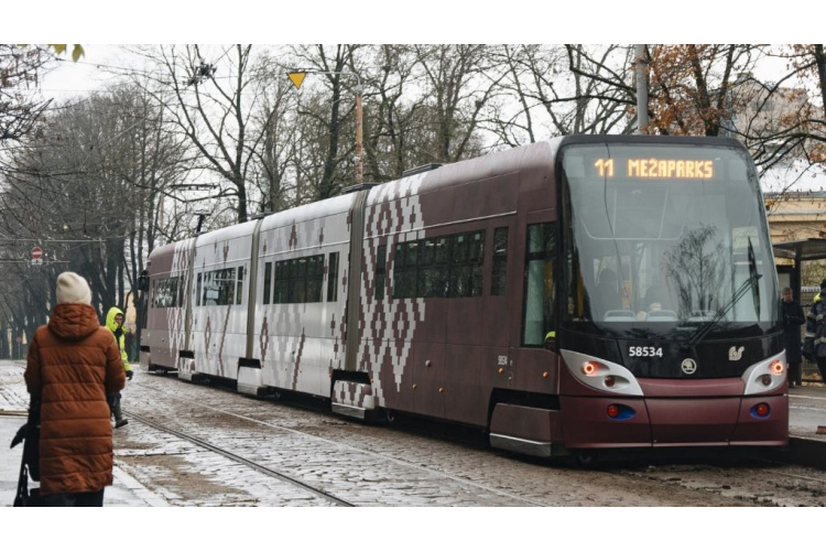 Valsts svētkos, 18. novembrī, Rīgas pilsētas sabiedriskais transports un autostāvvietas būs bez maksas