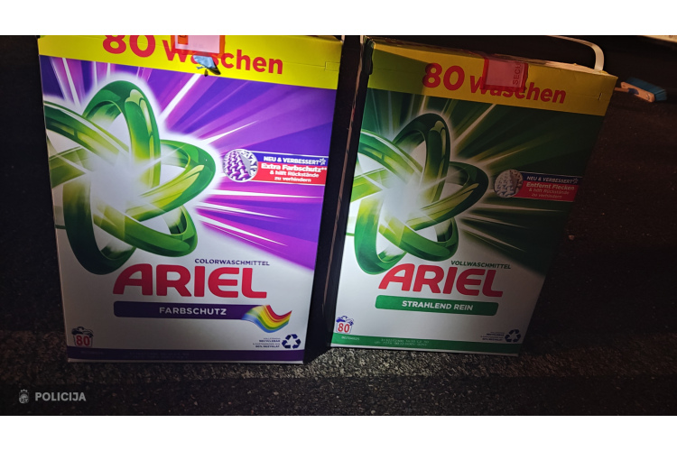 Likumsargi Rīgā konstatē veļas mazgāšanas produktu “Ariel” viltošanas vietu