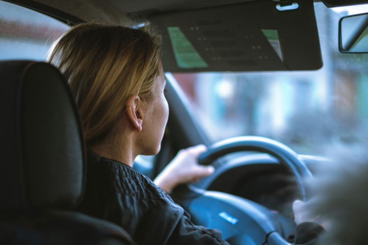 Bailes un trauksme pie jauna auto stūres: pieci padomi uztraukuma pārvarēšanai